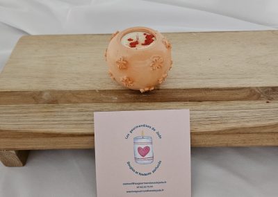 Apportez une ambiance douce et lumineuse à votre intérieur avec cette bougie parfumée fleur d’oranger 80 g. Ses notes florales délicates et apaisantes diffusent un parfum frais et réconfortant, idéal pour créer une atmosphère chaleureuse. Parfaite comme bougie parfumée artisanale décorative ou idée cadeau originale. 🌼🕯️ Parfum : fleur d’oranger Poids : 80 g
