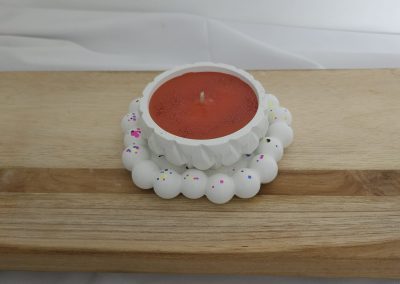 Apportez une ambiance douce et raffinée à votre intérieur avec ce bouquet de fondants parfumés framboise noire vanille.
