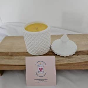 Apportez une ambiance lumineuse et estivale à votre intérieur avec cette bougie parfumée clémentine monoï 230 g.