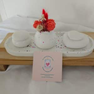 Plateau 1 petit bouquet et 2 petites bougies