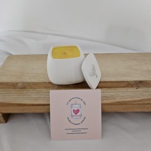 Apportez une touche fraîche et ensoleillée à votre intérieur avec cette bougie parfumée clémentine monoï 100 g.