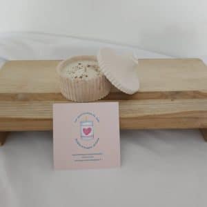 Créez une ambiance chaleureuse et élégante avec cette bougie parfumée cuir et bois 70 g. Ses notes boisées et légèrement cuirées apportent un parfum raffiné et authentique, idéal pour une atmosphère cosy et masculine. Parfaite comme bougie décorative artisanale ou idée cadeau originale.