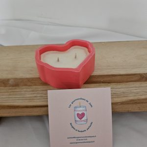 Créez une ambiance douce et réconfortante avec cette bougie parfumée crème de soin 80 g.