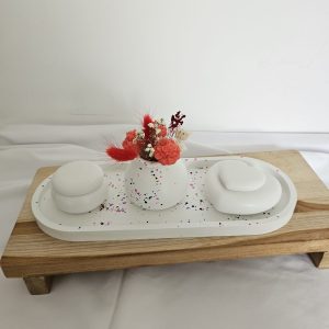 Apportez une touche sucrée et chaleureuse à votre intérieur avec ce plateau parfumé Pomme d’amour, composé de 2 bougies parfumées et d’un petit bouquet de fondants assorti. Ses notes gourmandes et réconfortantes créent une ambiance douce et conviviale.