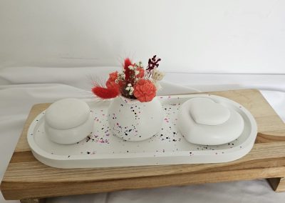 Apportez une touche sucrée et chaleureuse à votre intérieur avec ce plateau parfumé Pomme d’amour, composé de 2 bougies parfumées et d’un petit bouquet de fondants assorti. Ses notes gourmandes et réconfortantes créent une ambiance douce et conviviale.