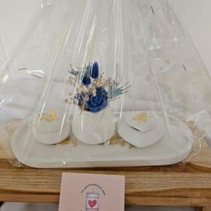 Plateau parfumé Escale à Cuba – Petit bouquet & 2 bougies Invitez l’évasion dans votre intérieur avec ce plateau parfumé Escale à Cuba, composé d’un petit bouquet de fondants parfumés et de 2 petites bougies assorties. Ses notes chaudes et ensoleillées créent une ambiance exotique et raffinée, idéale pour une décoration parfumée originale. Parfait comme coffret parfumé artisanal ou idée cadeau. 🌴🕯️ Parfum : escale à Cuba Composition : bouquet de fondants + 2 bougies décoratives