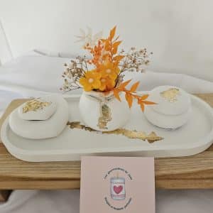 Apportez une touche estivale et parfumée à votre intérieur avec ce plateau parfumé monoï pêche, composé d’un petit bouquet de fondants parfumés et de 2 petites bougies assorties. Ses notes exotiques et fruitées diffusent une ambiance douce, chaleureuse et ensoleillée.