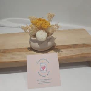 Créez une atmosphère élégante et apaisante avec ce bouquet de fondants parfumés musc blanc. Ses notes délicates et poudrées diffusent un parfum raffiné, idéal pour une ambiance cocooning. Présenté dans un contenant en jesmonite fait main, il apporte aussi une touche décorative artisanale à votre intérieur. Idéal comme parfum d’intérieur ou cadeau parfumé original. 🤍🕯️ Parfum : musc blanc Contenant : jesmonite artisanale