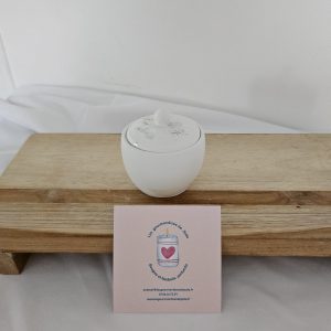 Apportez une touche fraîche et exotique à votre intérieur avec cette bougie parfumée clémentine monoï 100 g.