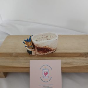 Apportez une ambiance chaleureuse et raffinée à votre intérieur avec cette bougie parfumée cuir et bois 70 g. Ses notes boisées et cuirées diffusent un parfum élégant et authentique, idéal pour une atmosphère cosy et apaisante. Parfaite comme bougie parfumée artisanale ou idée cadeau originale. 🕯️🌲 Parfum : cuir et bois Poids : 70 g