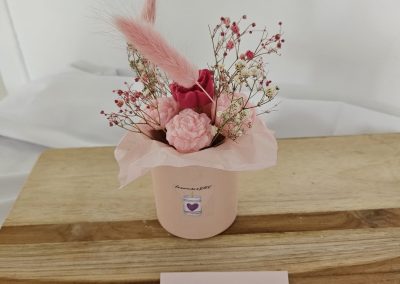 Apportez une ambiance douce et raffinée à votre intérieur avec ce bouquet de fondants parfumés fleur de cerisier.