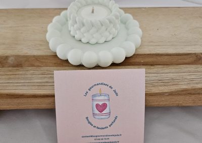 Apportez une touche douce et élégante à votre intérieur avec cette bougie parfumée crème de soin 25 g, accompagnée de son petit plateau décoratif.