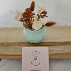 Apportez une ambiance chaleureuse et réconfortante à votre intérieur avec ce bouquet de fondants parfumés vanille épicée. Ses notes gourmandes et subtilement épicées diffusent un parfum doux et enveloppant, idéal pour une atmosphère cocooning. Parfait comme décoration parfumée artisanale ou idée cadeau originale. ✨🕯️ Parfum : vanille épicée Senteur : gourmande et épicée