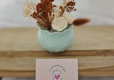 Apportez une ambiance chaleureuse et réconfortante à votre intérieur avec ce bouquet de fondants parfumés vanille épicée. Ses notes gourmandes et subtilement épicées diffusent un parfum doux et enveloppant, idéal pour une atmosphère cocooning. Parfait comme décoration parfumée artisanale ou idée cadeau originale. ✨🕯️ Parfum : vanille épicée Senteur : gourmande et épicée