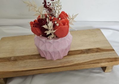 Apportez une touche sucrée et chaleureuse à votre intérieur avec ce bouquet de fondants parfumés pomme d’amour. Ses notes gourmandes et réconfortantes diffusent un parfum délicat tout en apportant une jolie décoration parfumée artisanale. Idéal comme objet parfumé décoratif ou idée cadeau originale. 🍎🕯️ Parfum : pomme d’amour Senteur : gourmande