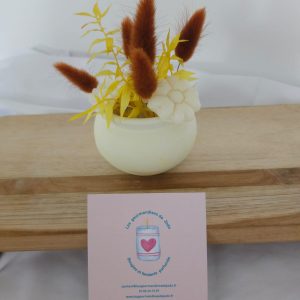 Apportez une ambiance chaleureuse et dépaysante à votre intérieur avec ce bouquet de fondants parfumés monoï vanillé. Ses notes solaires et vanillées évoquent les îles tropicales tout en offrant une jolie décoration artisanale en jesmonite. Idéal pour parfumer délicatement une pièce ou offrir un cadeau parfumé original. 🌴🕯️ Parfum : monoï vanillé Contenant : jesmonite artisanale