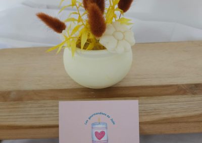 Apportez une ambiance chaleureuse et dépaysante à votre intérieur avec ce bouquet de fondants parfumés monoï vanillé. Ses notes solaires et vanillées évoquent les îles tropicales tout en offrant une jolie décoration artisanale en jesmonite. Idéal pour parfumer délicatement une pièce ou offrir un cadeau parfumé original. 🌴🕯️ Parfum : monoï vanillé Contenant : jesmonite artisanale