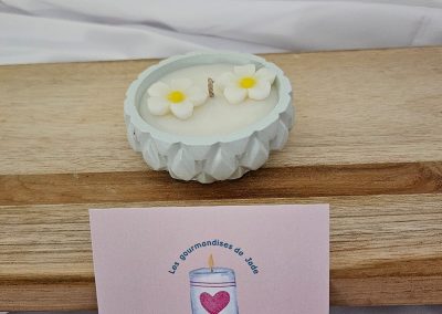 Apportez une ambiance douce et apaisante à votre intérieur avec cette bougie parfumée musc blanc 60 g.