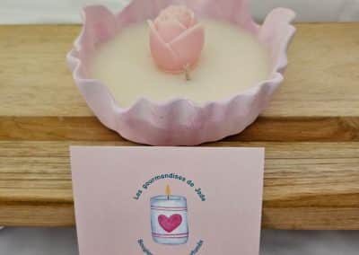 Apportez une ambiance douce et réconfortante à votre intérieur avec cette bougie parfumée crème de soin 210 g.