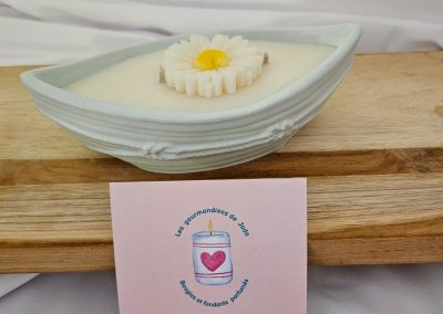Apportez une touche d’élégance et de douceur à votre intérieur avec cette bougie parfumée musc blanc en forme de bateau 120 g.