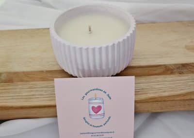 Apportez une touche de douceur à votre intérieur avec cette bougie parfumée crème de soin 45 g.