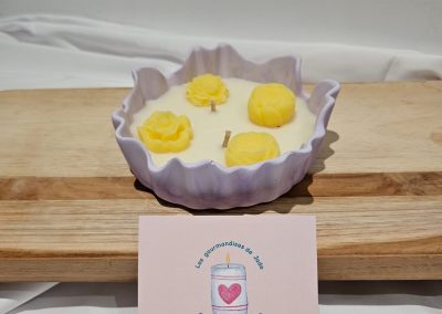 Offrez à votre intérieur une évasion florale ensoleillée avec cette bougie parfumée néroli 210 g.