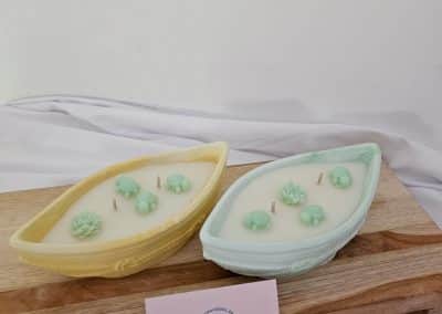 Invitez l’évasion dans votre intérieur avec cette bougie parfumée Relaxation à Tahiti en forme de bateau 120 g. S