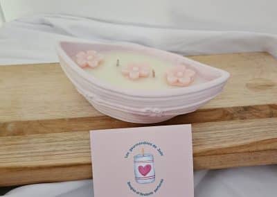 Apportez une ambiance douce et apaisante à votre intérieur avec cette bougie parfumée crème de soin en forme de bateau 120 g.