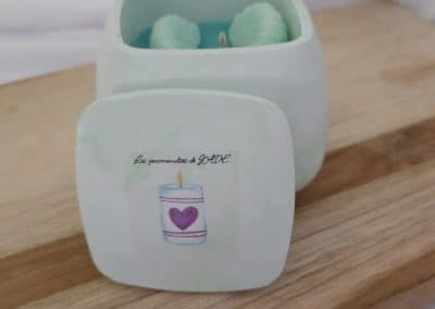 Apportez une ambiance douce et apaisante à votre intérieur avec cette bougie parfumée musc blanc. Sa fragrance poudrée, pure et délicate diffuse un véritable souffle de tendresse, idéal pour créer une atmosphère cocooning et élégante. Parfaite comme bougie parfumée décorative ou cadeau raffiné. 🤍🕯️ Parfum : musc blanc Senteur : douce et poudrée