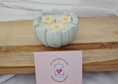 Apportez une ambiance douce et apaisante à votre intérieur avec cette bougie parfumée musc blanc 115 g. Sa fragrance délicate et poudrée, véritable souffle de pureté et de tendresse, crée une atmosphère élégante et cocooning. Parfaite comme bougie parfumée décorative artisanale ou idée cadeau raffinée. 🤍🕯️ Parfum : musc blanc Poids : 115 g